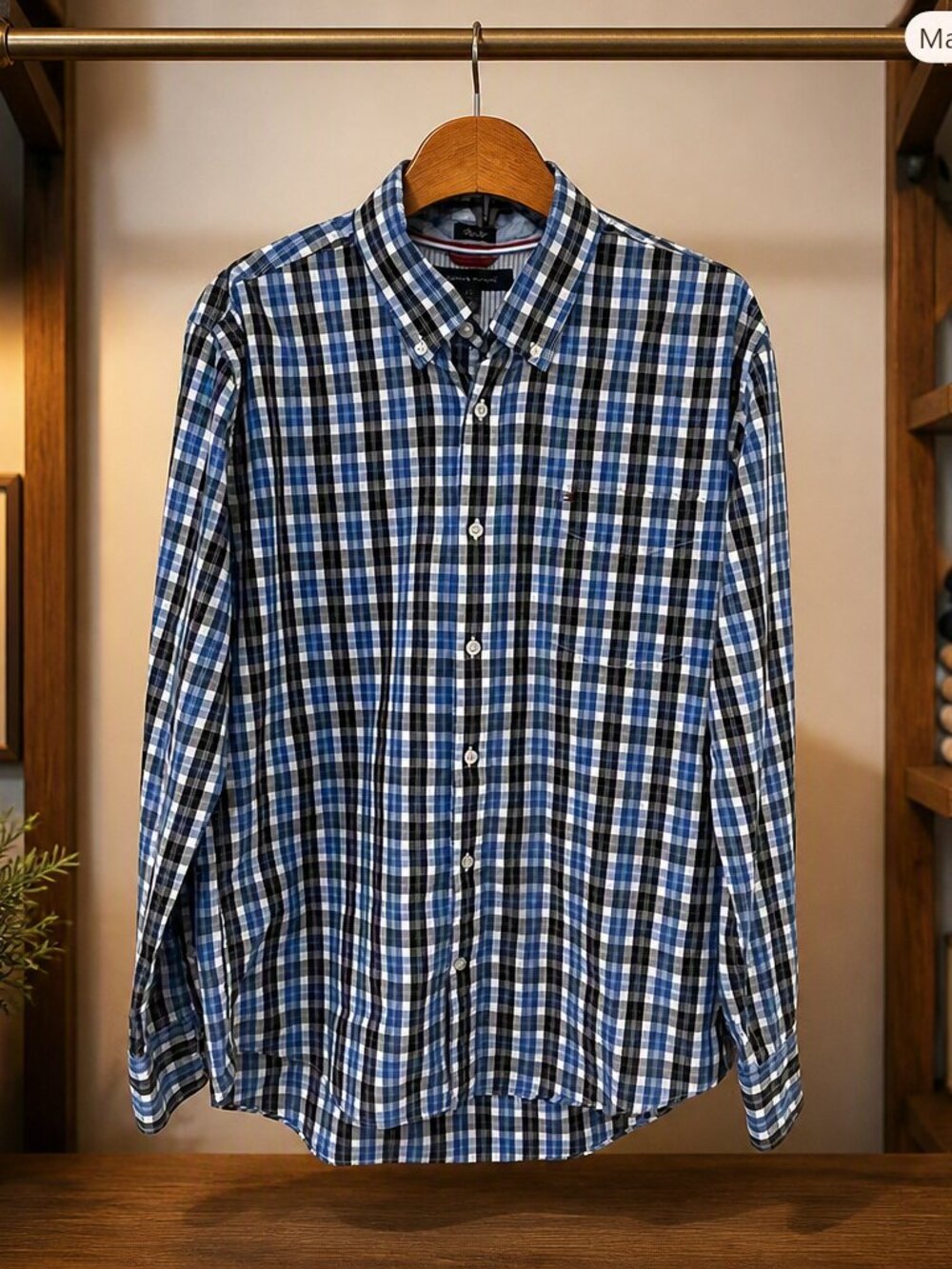 Tommy Hilfiger Men’s Button Down Slim Fit Shirt Size Large.